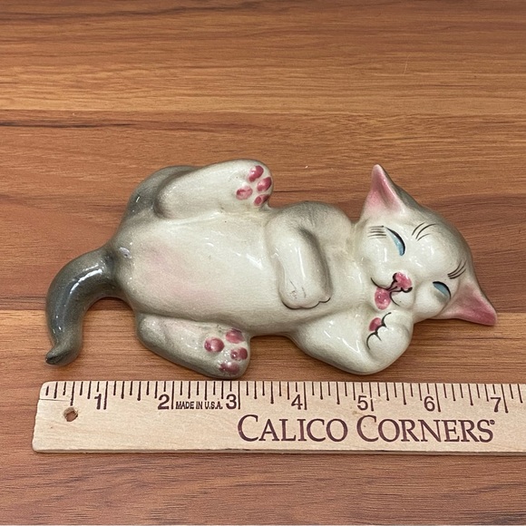 Vintage Gray & White Tabby Cat Porcelain Happy Sleeping Cat Figurine - Picture 3 of 13